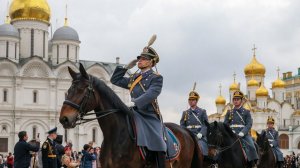 Военные Президентского полка провели церемонию развода караулов на Соборной площади Кремля