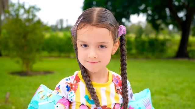 Настя и папа показывают детям правила безопасности в б