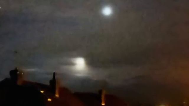 АДминистрация Парка Земля подогнала автобус для Эвакуации .