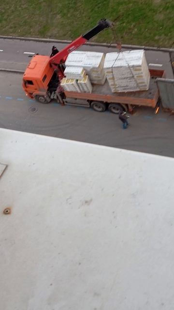 17.04.26. продолжение выгрузки стройметиала из машины автокраном с телескопической стрелой