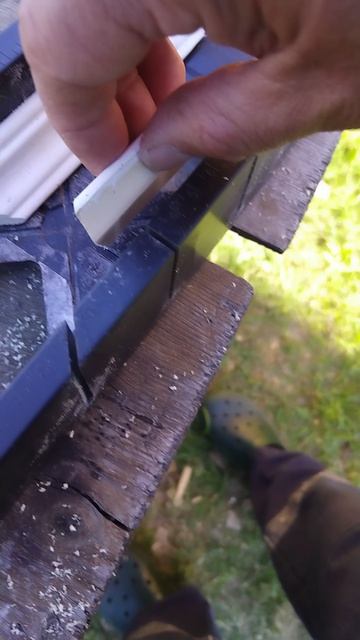 Пилим правильно плинтуса.