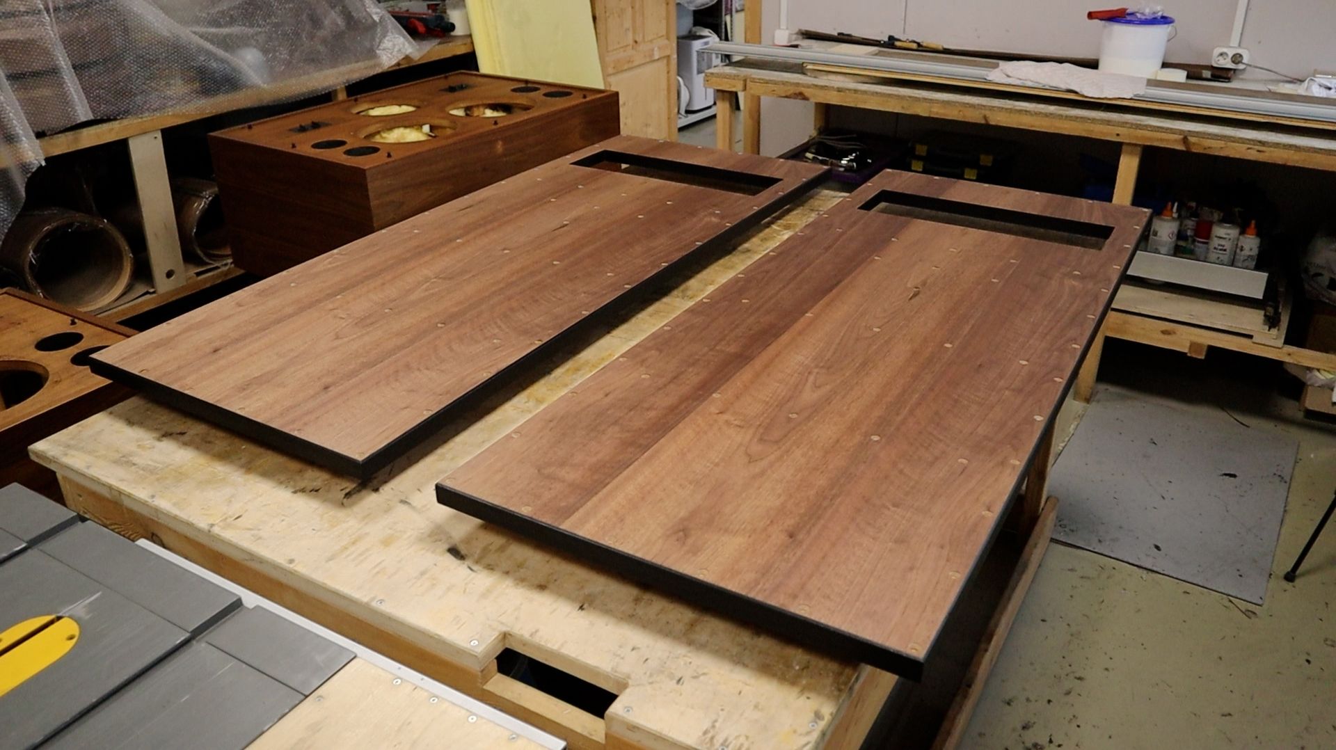 В мастерской 69. Склейка деталей делаю длинные рубашки для TOWER.