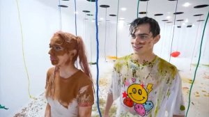 кто первый вытянет верёвку с деньгами получит приз?