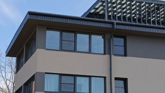 Цвета одного кода RAL на разных материалfах в одном частном доме.