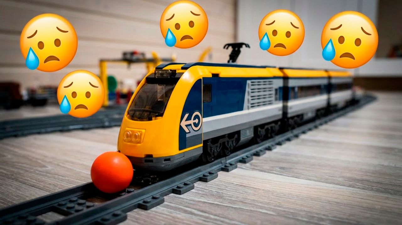 ПОЕЗДА детям - ЛЕГО поезд катает мячик по кругу - Поезда игрушки