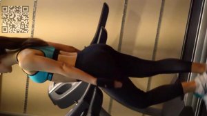 Фитнэс перерыв . Красивая девушка и спорт