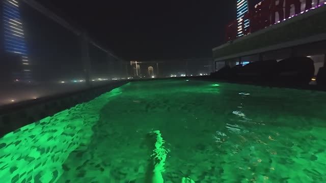 Дананг - под водой в бассейне на крыше отель Cherry Hotel Da Nang Вьетнам 19  марта 2026