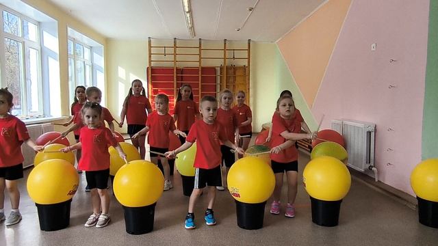 дети с барабанами Счастье