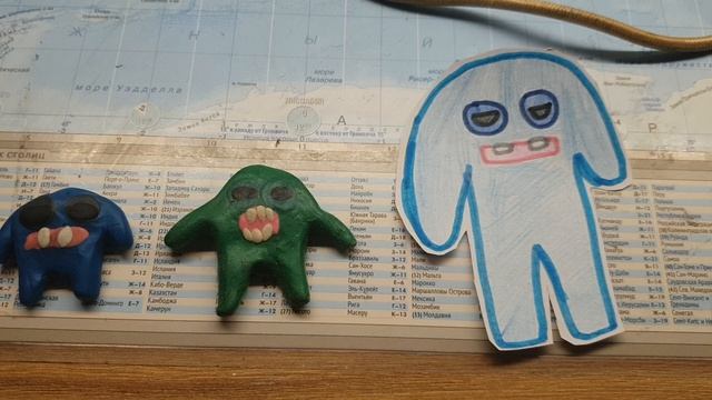 Слеплен фигуру брелка монстра.