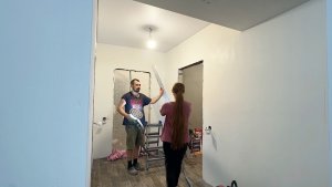 Подготавливаем стены к отделке. Вывозим все лишнее. Делаем ремонт своими руками. Строим дом.