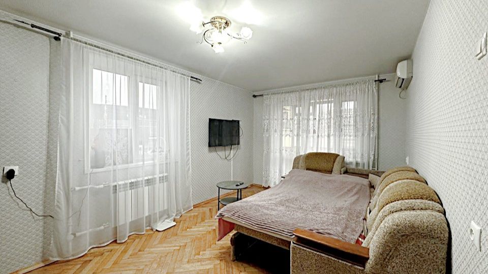 Однокомнатная квартира 32кв.м. застекленный балкон ремонтом мебель кухни. Краснодарский край Армавир