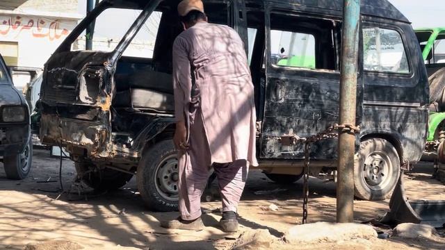 Пакистанское восстановление затоталенного микроавтобуса