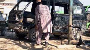 Пакистанское восстановление затоталенного микроавтобуса