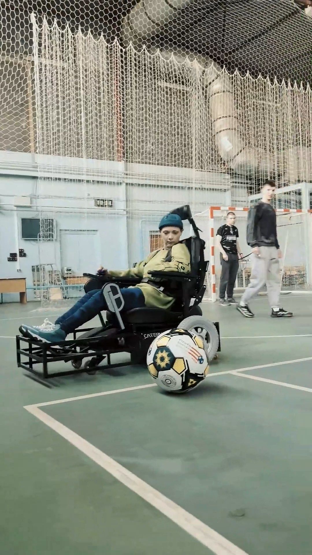 Девчонки из ФК «Поспишь потом» на тренировке