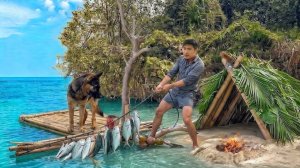 «Выживание на острове» (2-я серия) | Строим плот из мусора, ловим рыбу и готовим вместе с собакой