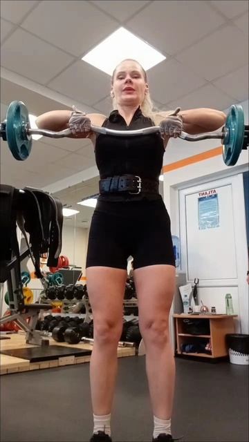 Тяга штанги к груди EZ-грифом