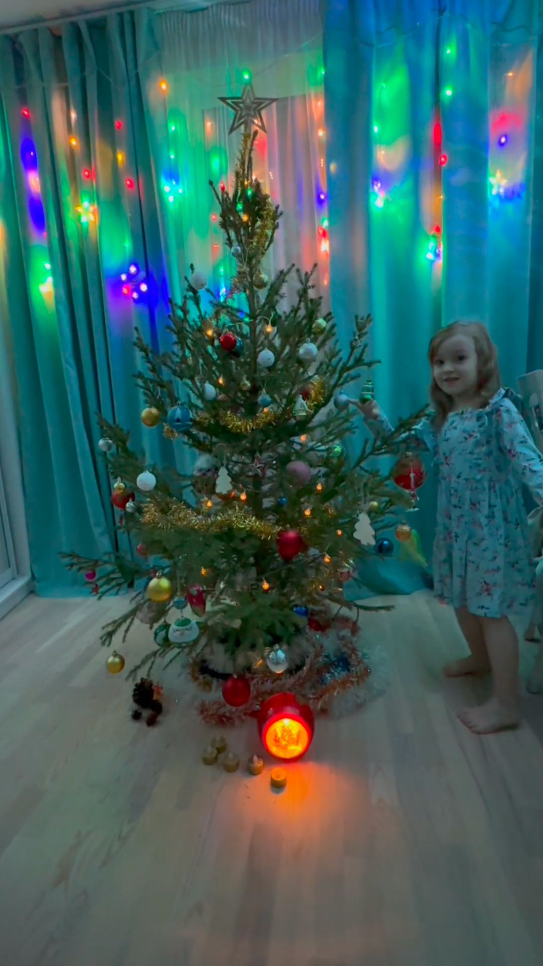 Арина показывает и рассказывает про игрушки на новогодней ёлке