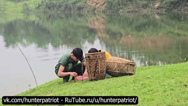 Как мальчики из Хайленда ловят крупного карпа на простую ловушку с дождевыми червями и продают улов