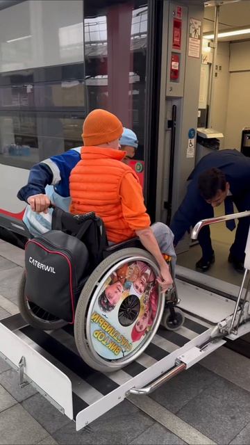 Поезд Ласточка с подъемником для инвалидов 👍  
Спасибо за #помощь сотрудникам #ржд и службе сопровож