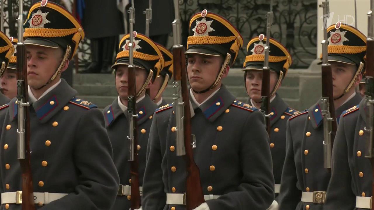 В Московском Кремле прошел первый в сезоне развод пеших и конных караулов.