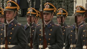 В Московском Кремле прошел первый в сезоне развод пеших и конных караулов.