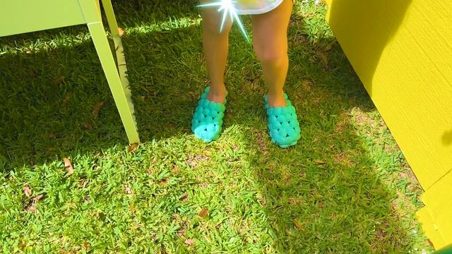 Настя_помогает_папе_выбраться_из_лабиринта