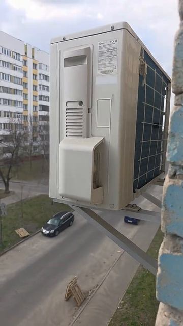 Инвалид сам установил кондиционер на высоте без вышки