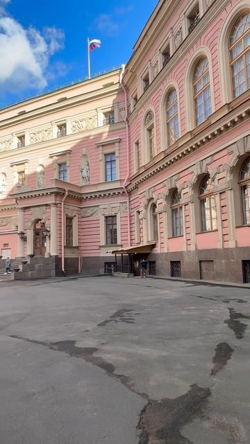 Двор Михайловского я замка в Санкт-Петербурге