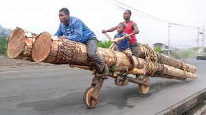 Катаюсь на самом безумном деревянном транспортном средстве в Африке.