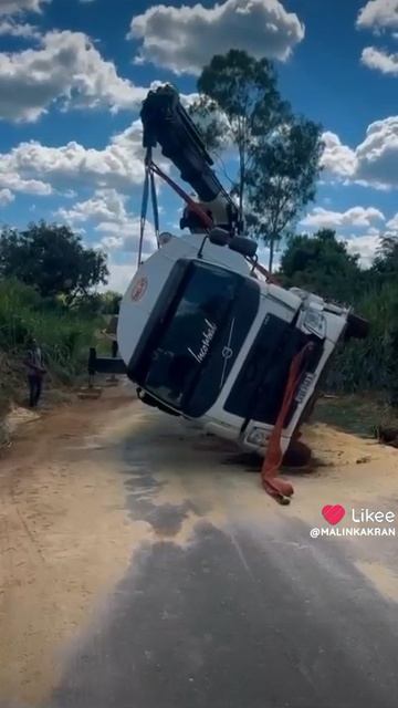 Бразильский #кранманипулятор XCMG зарешал на эвакуации бензовоза!!! #малинкакран #кмудляначинающих