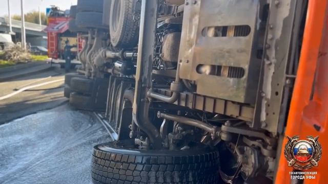 КамАЗ завалился набок и снёс бетонное ограждение в Уфе