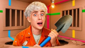 Побег из Самой ОХРАНЯЕМОЙ  КАРТОННОЙ ТЮРЬМЫ !