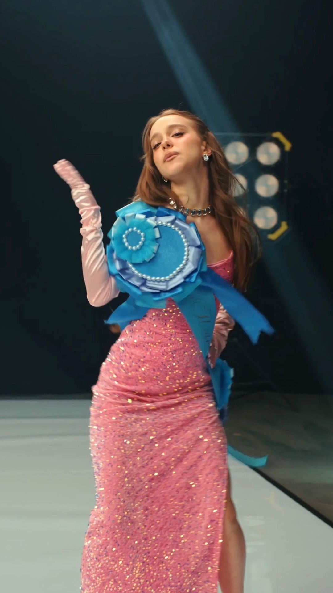 слушай наш трек «У нее лучше» на всех площадках 👑