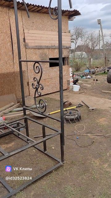 вечное крыльцо с навесом  из металла, 
для частного дома