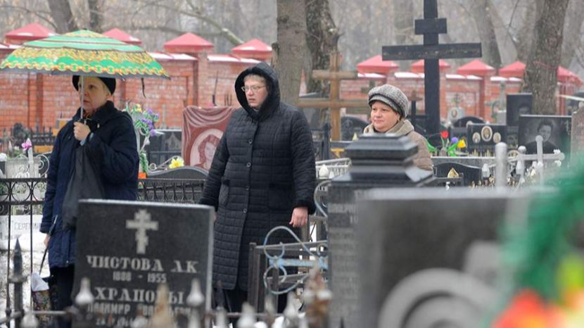 Священник рассказал о церковном взгляде на общение с умершими