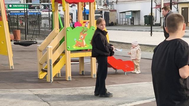 Близнецы на детской площадке центральный рынок. Девочки припевочки.