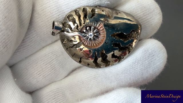 Кулон: из пиритизированного ископаемого аммонита на серебряной цепочке