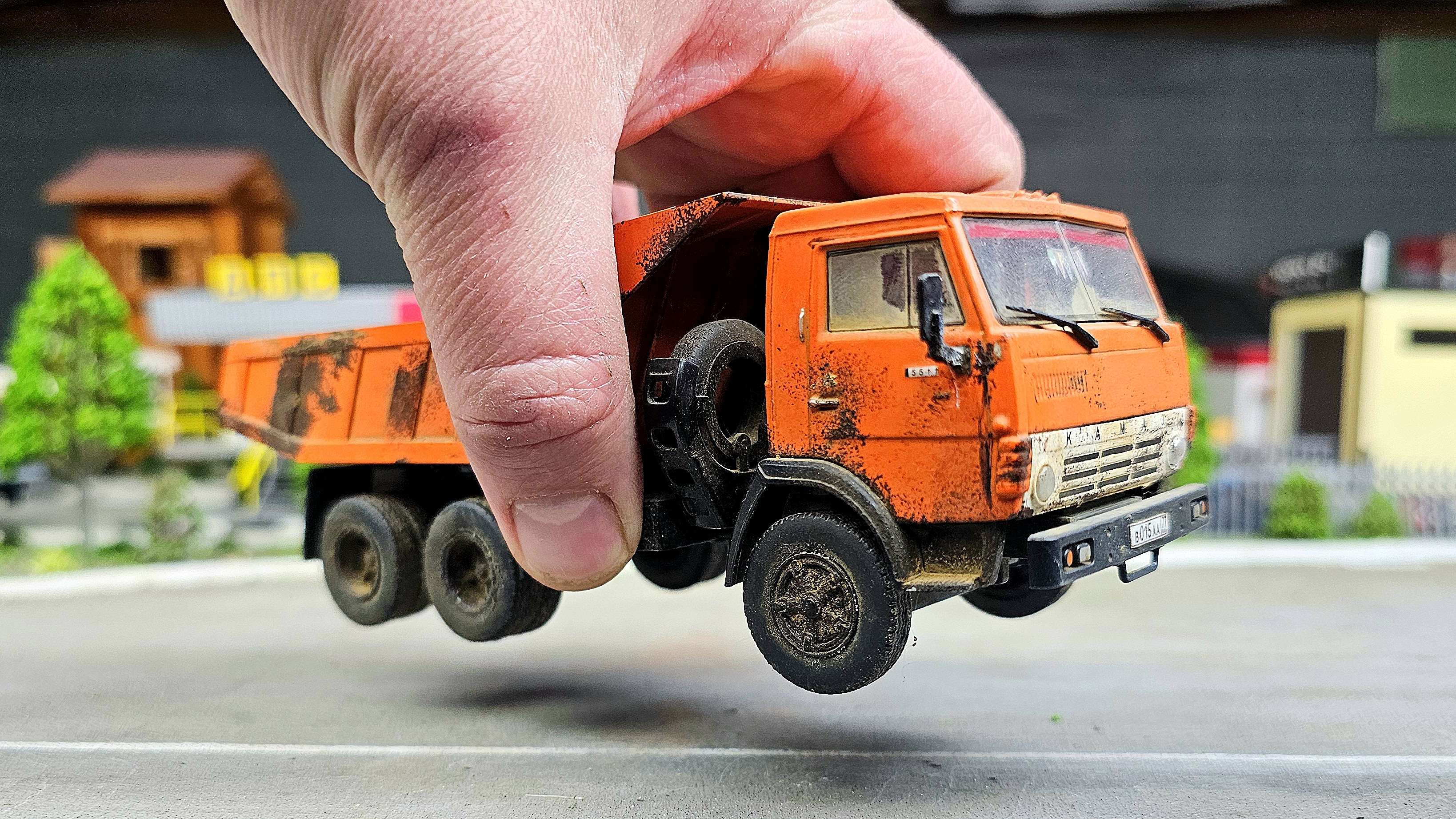 Грузовики падают с высоты модели 1/43. Про машинки