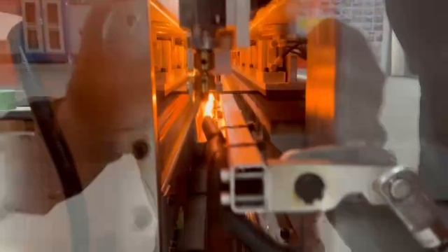 Работа Автоматического стола для прямолинейной резки триплекса, серии PRAKTIK, модель GCML-3725