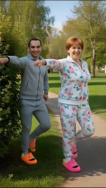 😂 ПАРА В ТАПОЧКАХ-МОНСТРАХ КРУТО ТАНЦУЕТ В ПАРКЕ! Муж и жена зажигают вместе 🔥 #юмор #прикол