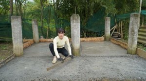 Строим домики для свиней — из бамбука и цемента для крыши и пола — на всю жизнь.