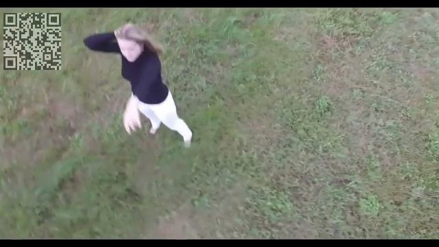 Юная девушка на траве.