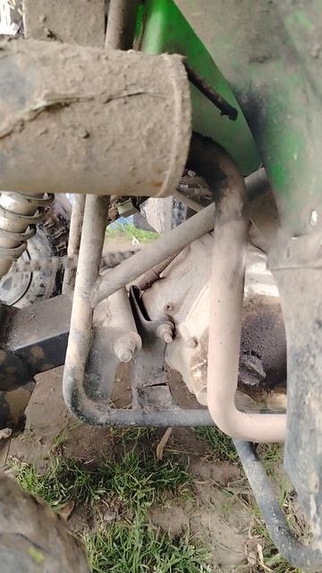 Отгорел глушитель и теперь видин огонь вылетающий из трубы