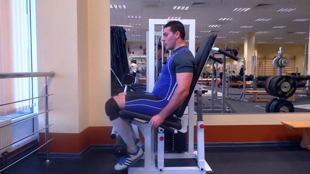 Разгибание_ног_в_тренажёре_сидя_техника_и_нюансы