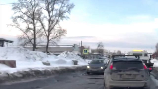 Глубокие ямы на дороге в Новосибирске