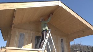 16 соток 15 апреля 2026 года. 1 часть. Формирую гортензии. Покраска нового домика. Начало.