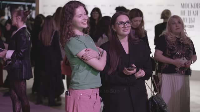 Красивые люди на улицах города стиль молодёжь и живая атмосфера