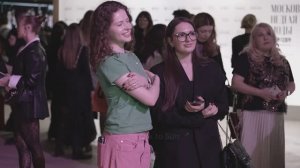 Красивые люди на улицах города стиль молодёжь и живая атмосфера