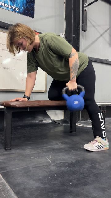 тяга гири в наклоне