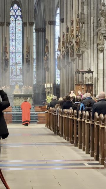 Кёльнский Кафедра́льный Собо́р святы́х Петра́ и Мари́и римско-католический собор СЛУЖБА